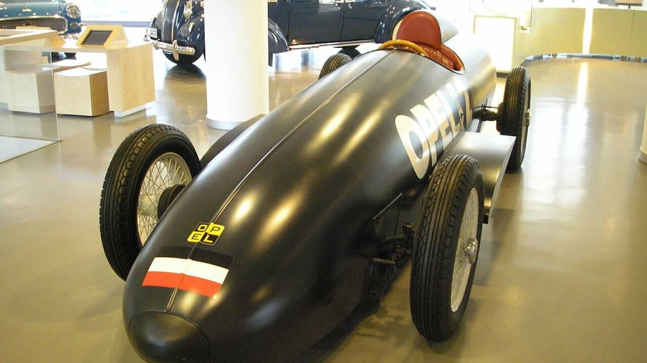 1928: Das von 24 Feststoffraketen angetriebene Raketenauto Rak-2 erreicht auf der Berliner Avus mit Max Valier am Steuer kurzzeitig 230 km/h. 