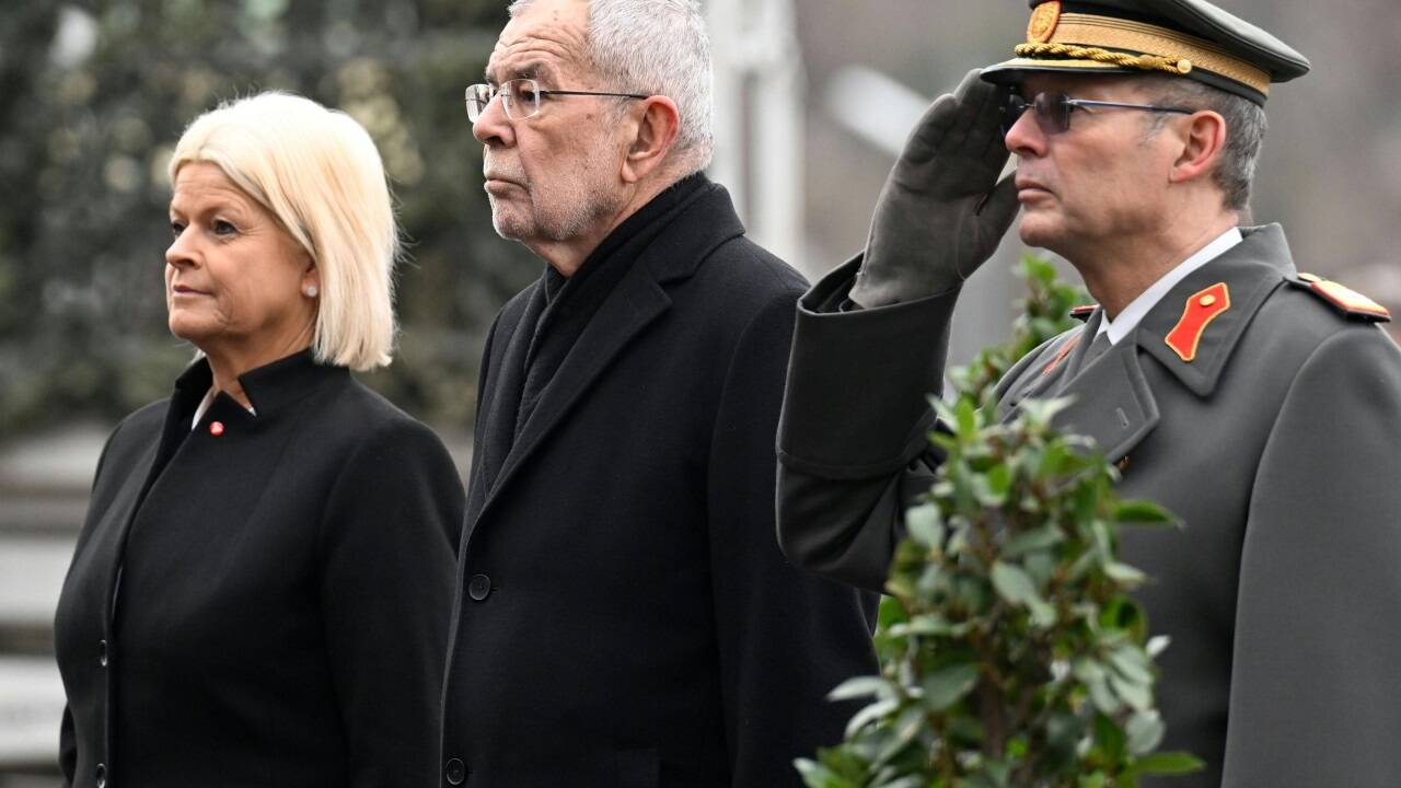 Wie weit soll Österreichs Hilfe für die Ukraine gehen? Verteidigungsministerin Klaudia Tanner (ÖVP) widerspricht ihrem Oberbefehlshaber Alexander Van der Bellen auf offener Bühne. Das Bild zeigt die beiden gemeinsam mit Generalstabschef Rudolf Striedinger während der Großen Flaggenparade anlässlich der Angelobung Van der Bellens am 26. Jänner dieses Jahres. 