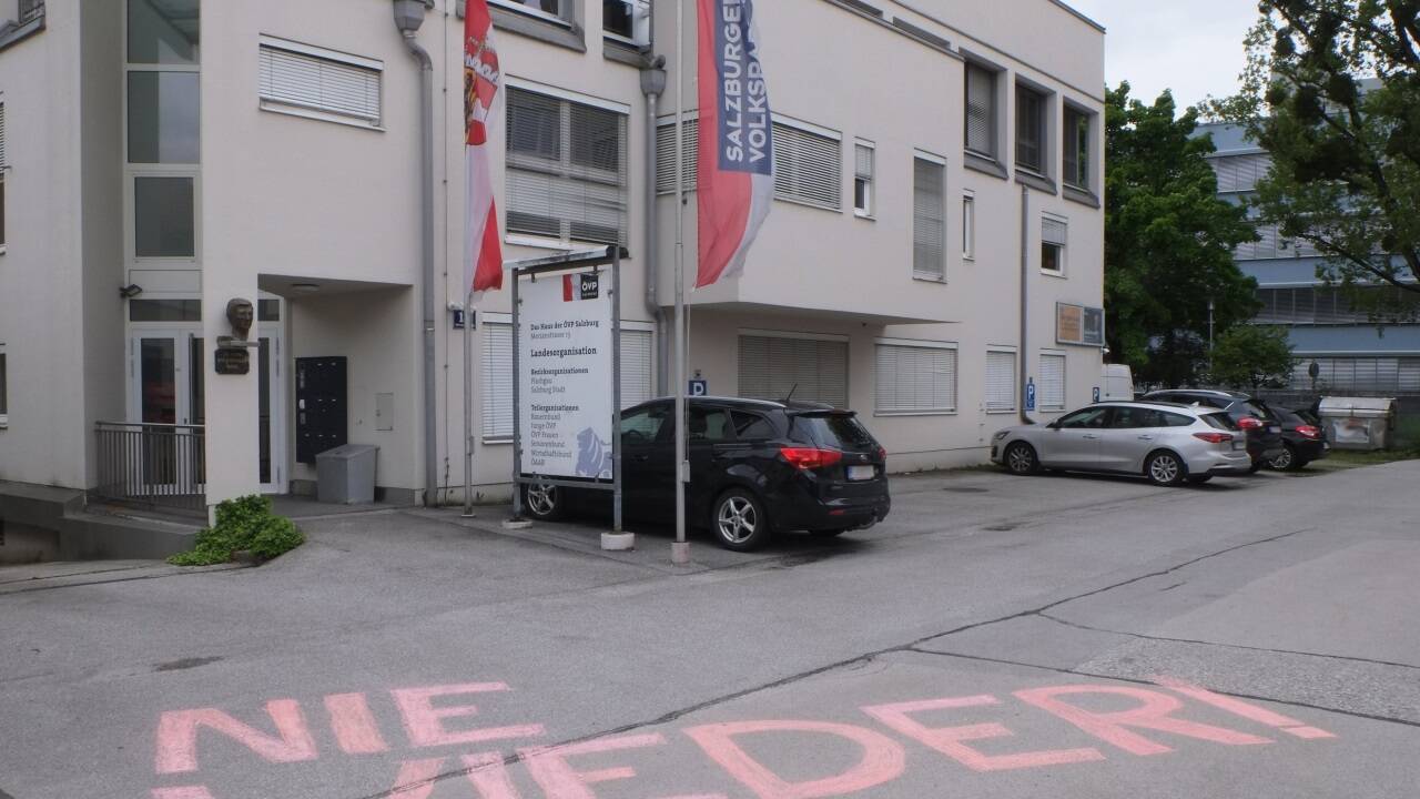Protestaktion vor der Parteizentrale der ÖVP Salzburg.  