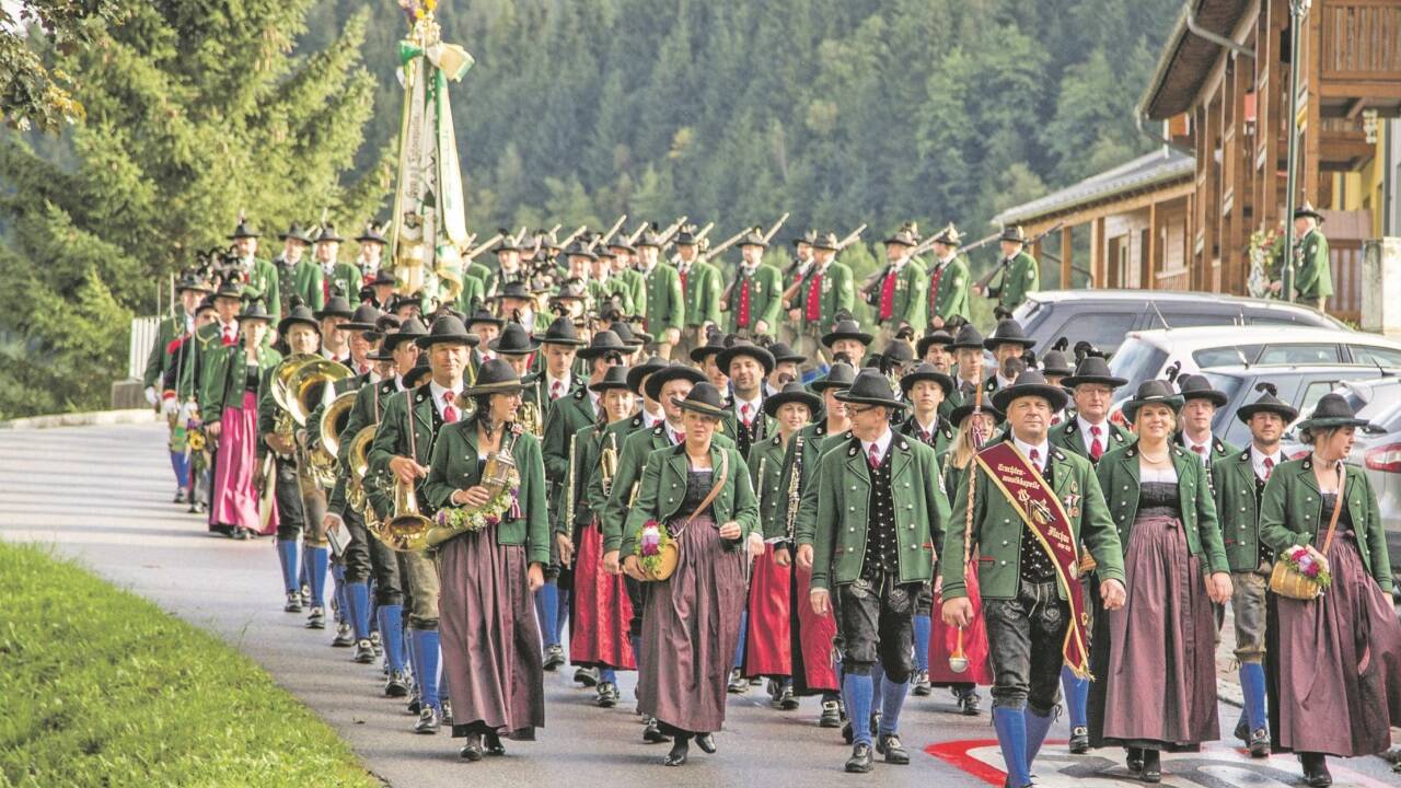 Die Trachtenmusikkapelle Flachau und die Stegerschützen feiern gemeinsam ihre Jubiläen. Zusammen schaffen sie es auf unglaubliche 600 Jahre Vereinsgeschichte. 