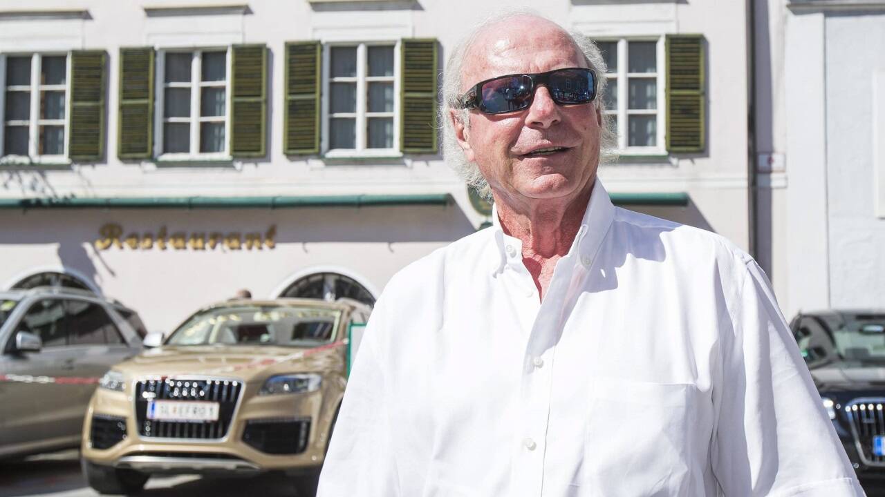 Unternehmer Hans-Peter Wild bei Übernahme des Hotels Goldener Hirsch.  
