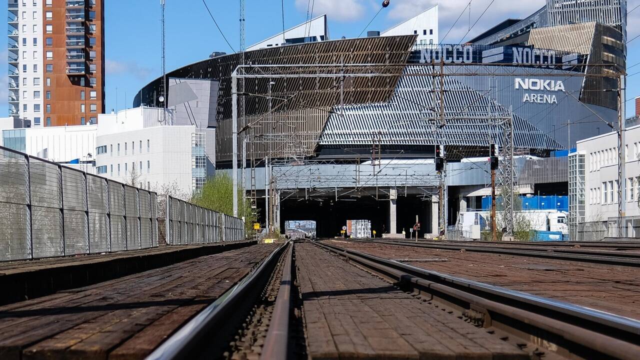 Arena über den Gleisen.  
