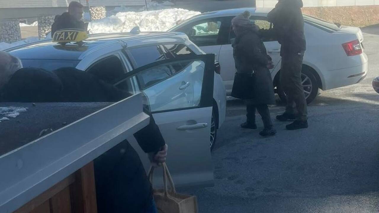 Die 47-jährige Frau wurde unmittelbar nach Entgegennahme der Tasche mit – angeblich – 330.000 Euro verhaftet. Sie gehörte einem Betrügernetzwerk an. Die 47-jährige Frau wurde unmittelbar nach Entgegennahme der Tasche mit – angeblich – 330.000 Euro verhaftet. Sie gehörte einem Betrügernetzwerk an.