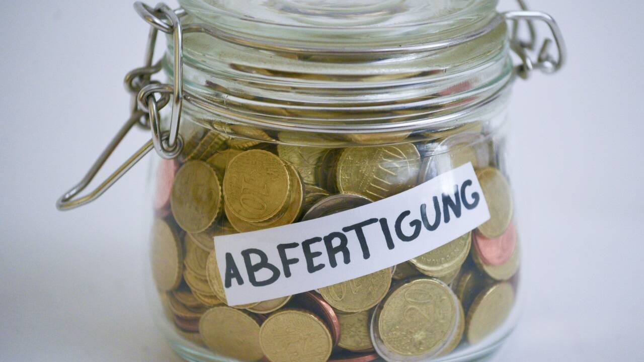 Seit 2004 ist die neue Abfertigung in Kraft. Arbeitgeber zahlen 1,53 Prozent des Bruttolohns für die Arbeitnehmer in eine Vorsorgekasse ein. Die jährliche Rendite seit damals beträgt im Schnitt zwei Prozent. Die Vorsorgekassen klagen über strenge Regeln, die langfristiges und ertragreicheres Veranlagen nicht zulassen. Die Gewerkschaft kritisiert die Kassen und deren hohe Gebühren und Gewinnausschüttungen. Seit 2004 ist die neue Abfertigung in Kraft. Arbeitgeber zahlen 1,53 Prozent des Bruttolohns für die Arbeitnehmer in eine Vorsorgekasse ein. Die jährliche Rendite seit damals beträgt im Schnitt zwei Prozent. Die Vorsorgekassen klagen über strenge Regeln, die langfristiges und ertragreicheres Veranlagen nicht zulassen. Die Gewerkschaft kritisiert die Kassen und deren hohe Gebühren und Gewinnausschüttungen.