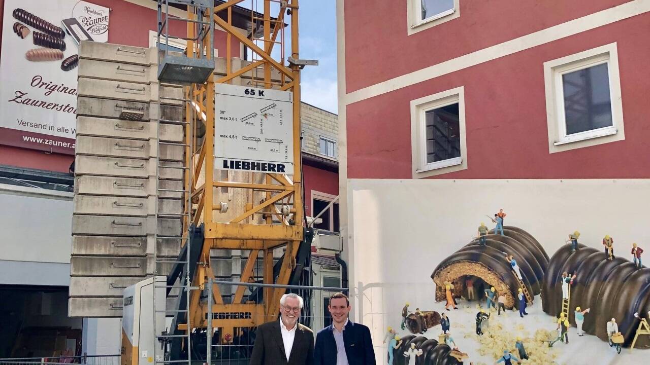 Josef und Philipp Zauner vor der Baustelle. 
