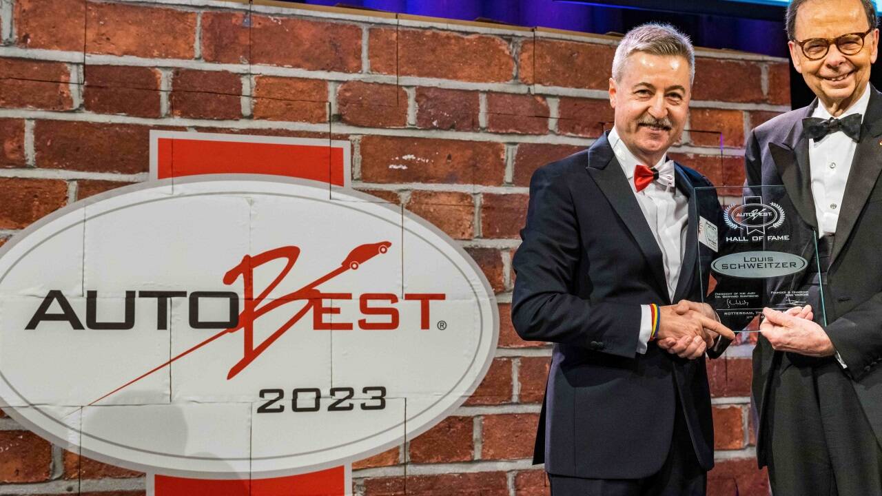 Autobest-Chairman Dan Vardie mit Preisträger Louis Schweitzer (v. l.).  Autobest-Chairman Dan Vardie mit Preisträger Louis Schweitzer (v. l.).