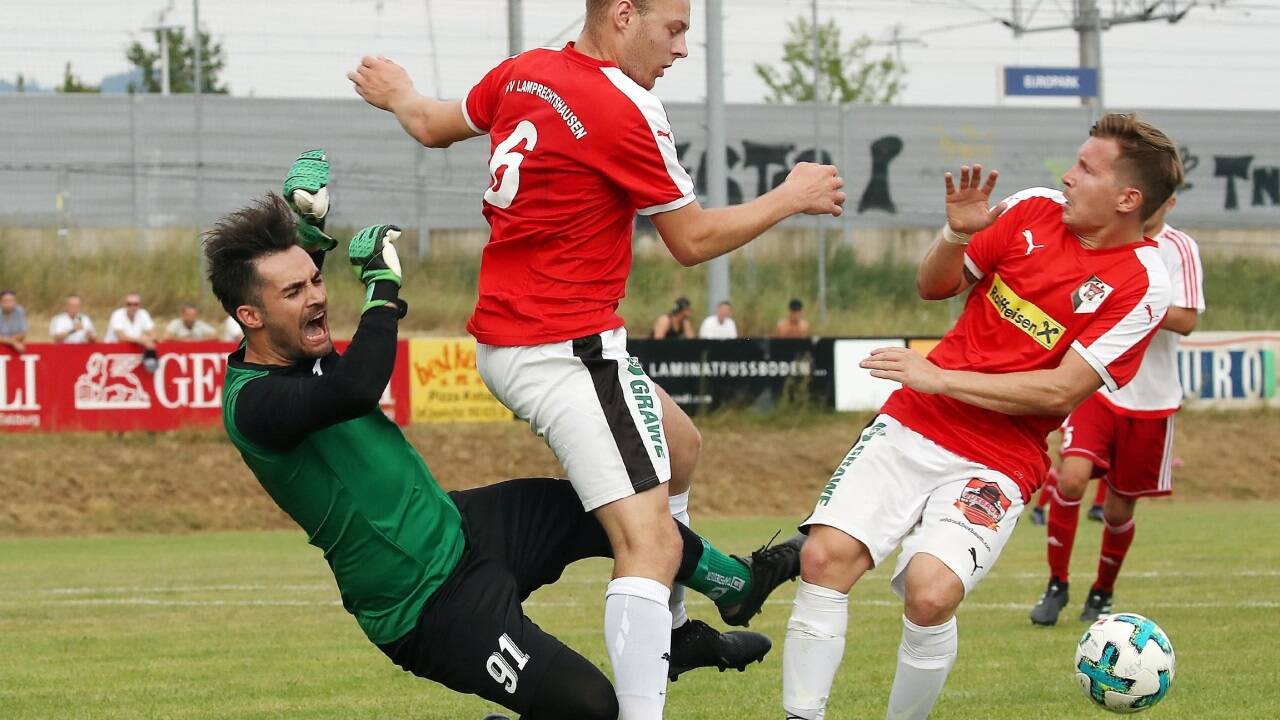 Taxham-Obmann Rudolf Glavan (l.) muss um den erhofften Aufstieg in die 1. Klasse Nord zittern.  