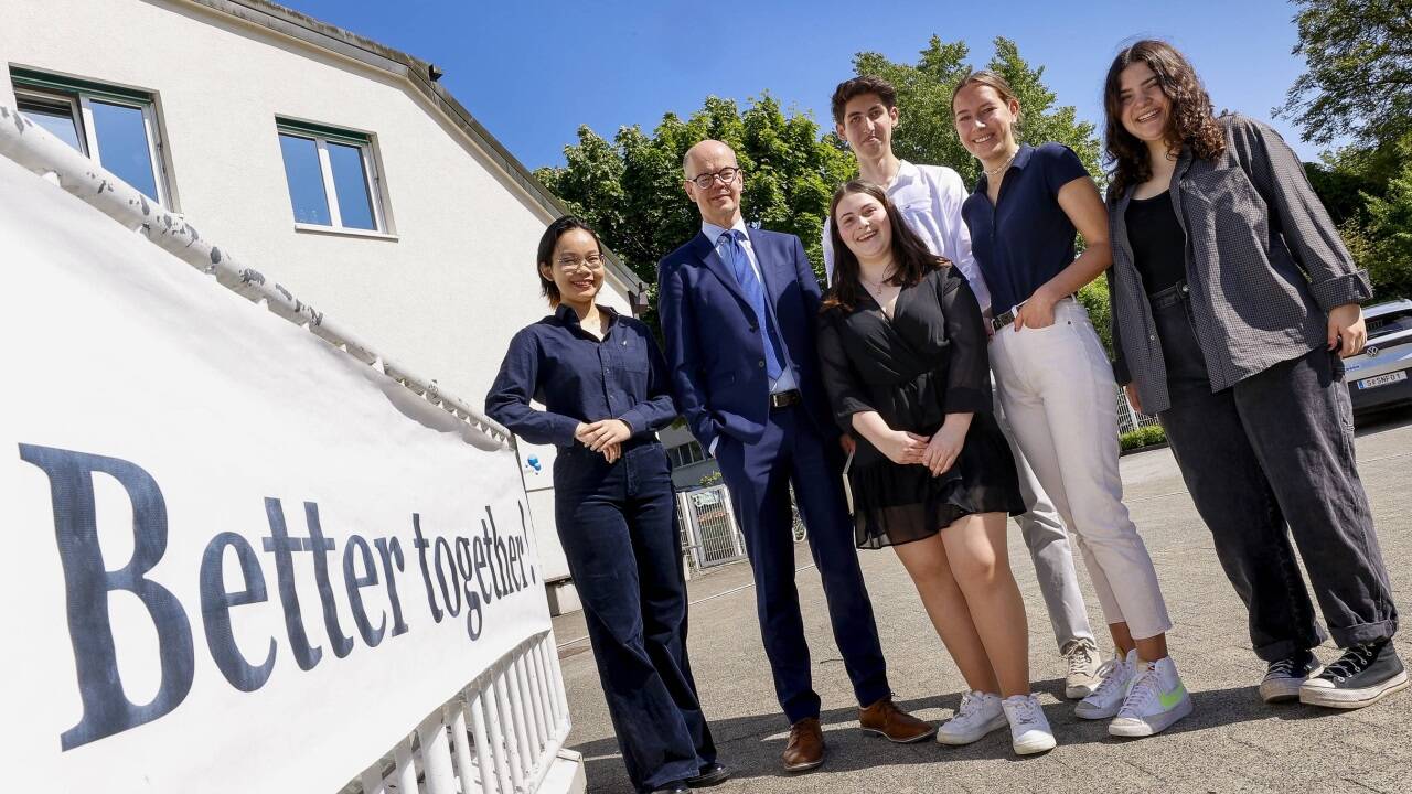 Olli-Pekka Heinonen, Generaldirektor der International Baccalaureate Organisation (IBO) mit Aijia Li, Franziska Wallner, Anna-Lena Erber und Paulina Forsthuber.  