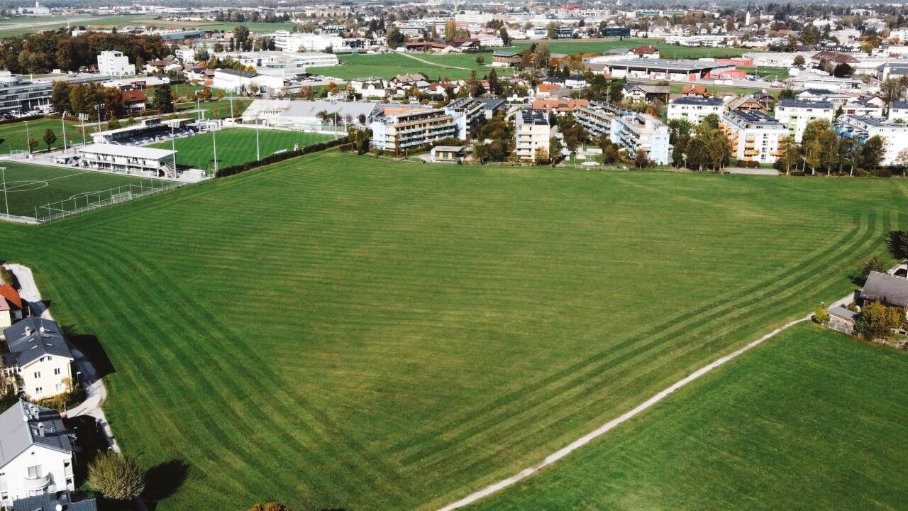 Die „Stieglgründe II“, das sind 3,6 Hektar Fläche zwischen Kendlerstraße, Kugelhofstraße und Austria Stadion, sind eine der größten Baulandreserven in der Stadt Salzburg. Dementsprechend hoch war auch der Kaufpreis. Die „Stieglgründe II“, das sind 3,6 Hektar Fläche zwischen Kendlerstraße, Kugelhofstraße und Austria Stadion, sind eine der größten Baulandreserven in der Stadt Salzburg. Dementsprechend hoch war auch der Kaufpreis.