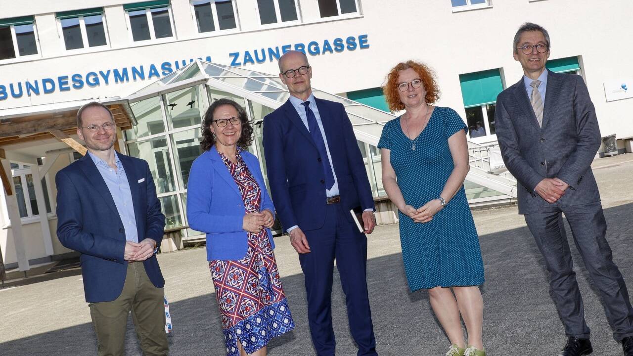 LR Daniela Gutschi mit Holger Benz (SALIS), Olli-Pekka Heinonen, Birgit Siegl (Bildungsdirektion) und Erich Schön (Direktor) vor dem Bundesgymnasium Zaunergasse. 