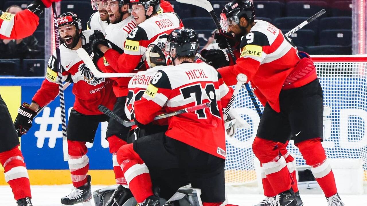 Österreich jubelt: Nach Penaltyschießen bleibt man erstklassig. 