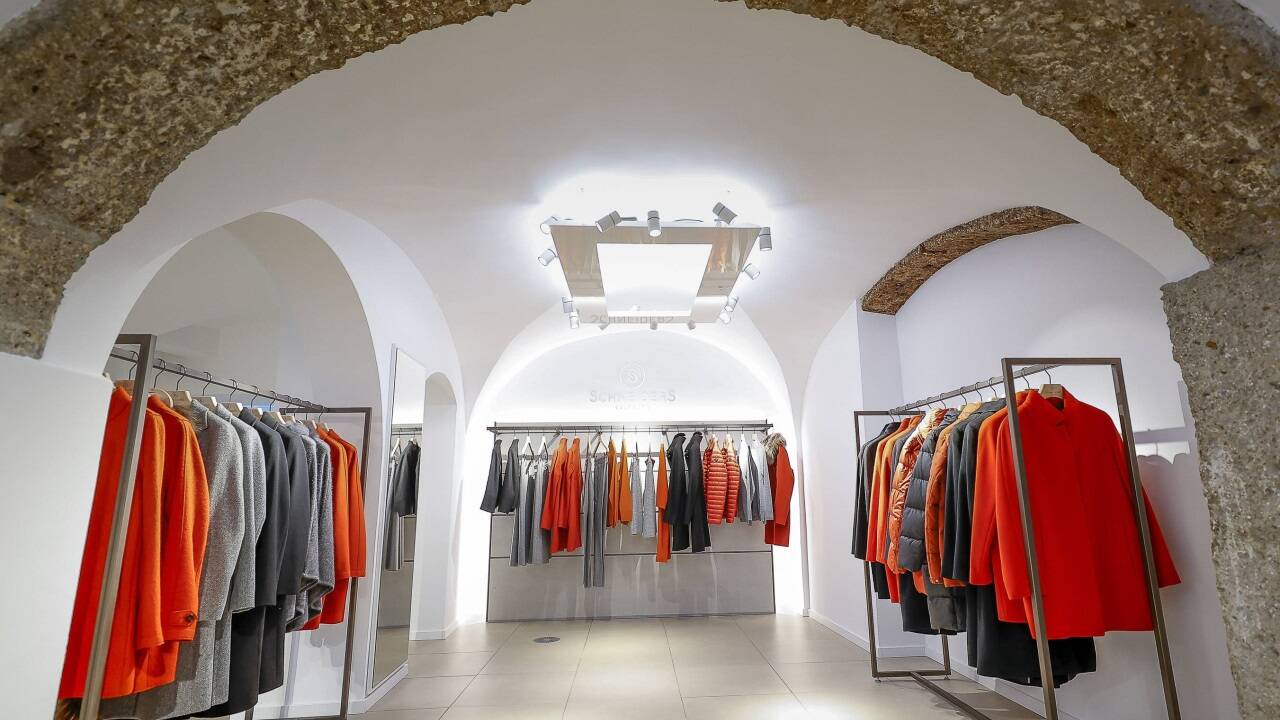Schneiders Bekleidung ist auf hochwertige Mode spezialisiert. Im Bild der Monobrandstore in der Salzburger Griesgasse.  