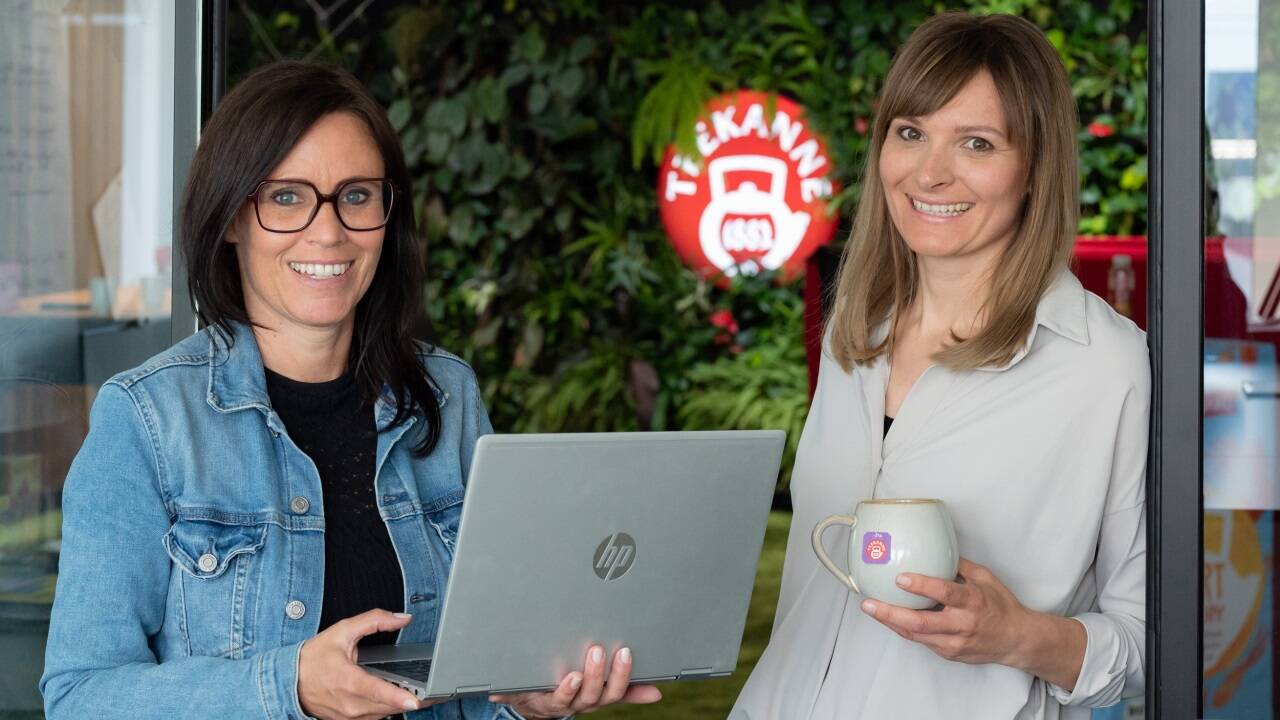 Die beiden Marketingexpertinnen Elke Kickinger (l.) und Astrid Harner (r.) teilen sich seit gut zwei Jahren die Leitung eines Marketingteams bei Teekanne. Die beiden Marketingexpertinnen Elke Kickinger (l.) und Astrid Harner (r.) teilen sich seit gut zwei Jahren die Leitung eines Marketingteams bei Teekanne.