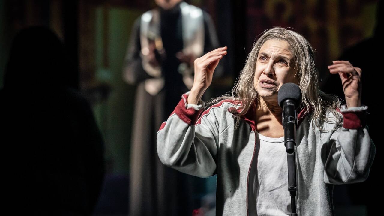 Beeindruckend: Kathryn Hunter als mysteriöse Protagonistin Janina Beeindruckend: Kathryn Hunter als mysteriöse Protagonistin Janina