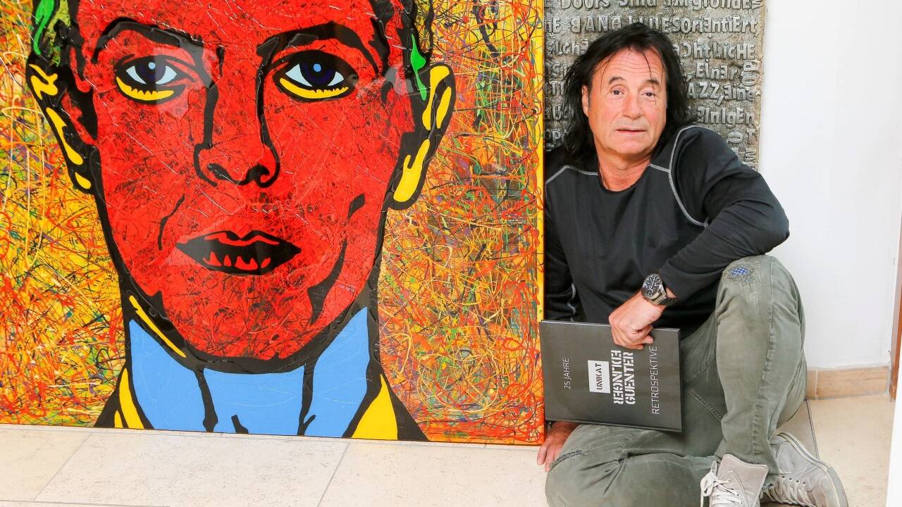Günter Edlinger mit einem Porträt der Pop-Ikone David Bowie. 