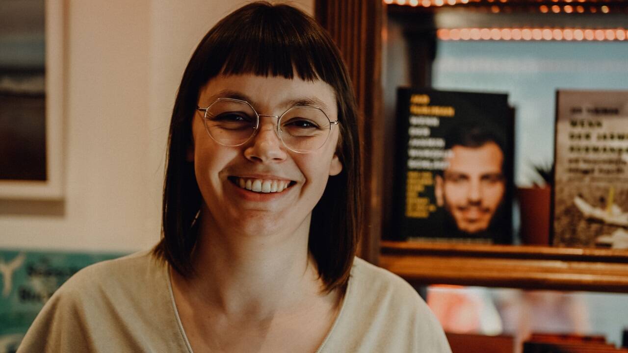 Luisa Thies in ihrer Buchgalerie. 