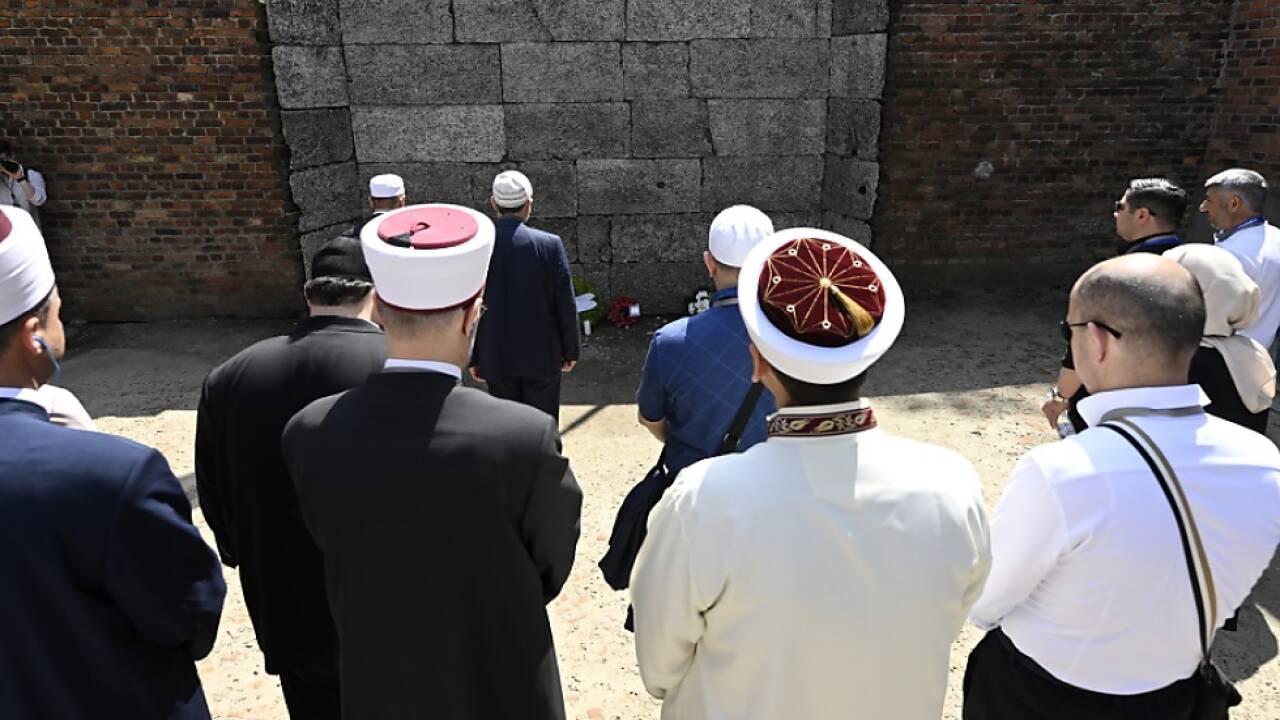 Muslime und Juden haben in Auschwitz den Opfern der Shoah gedacht 