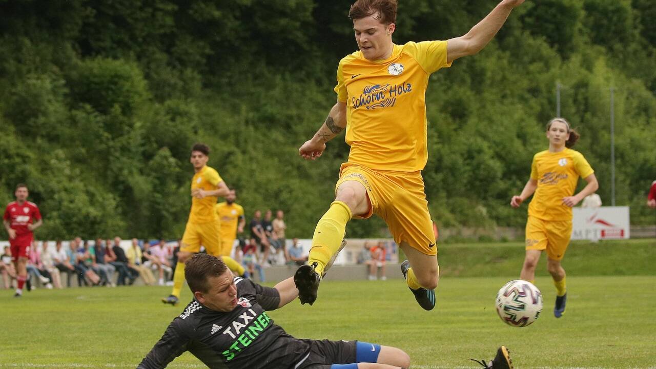 Golling-Torjäger Lukas Brückler erzielte gegen Hallein das zwischenzeitliche 1:1.  
