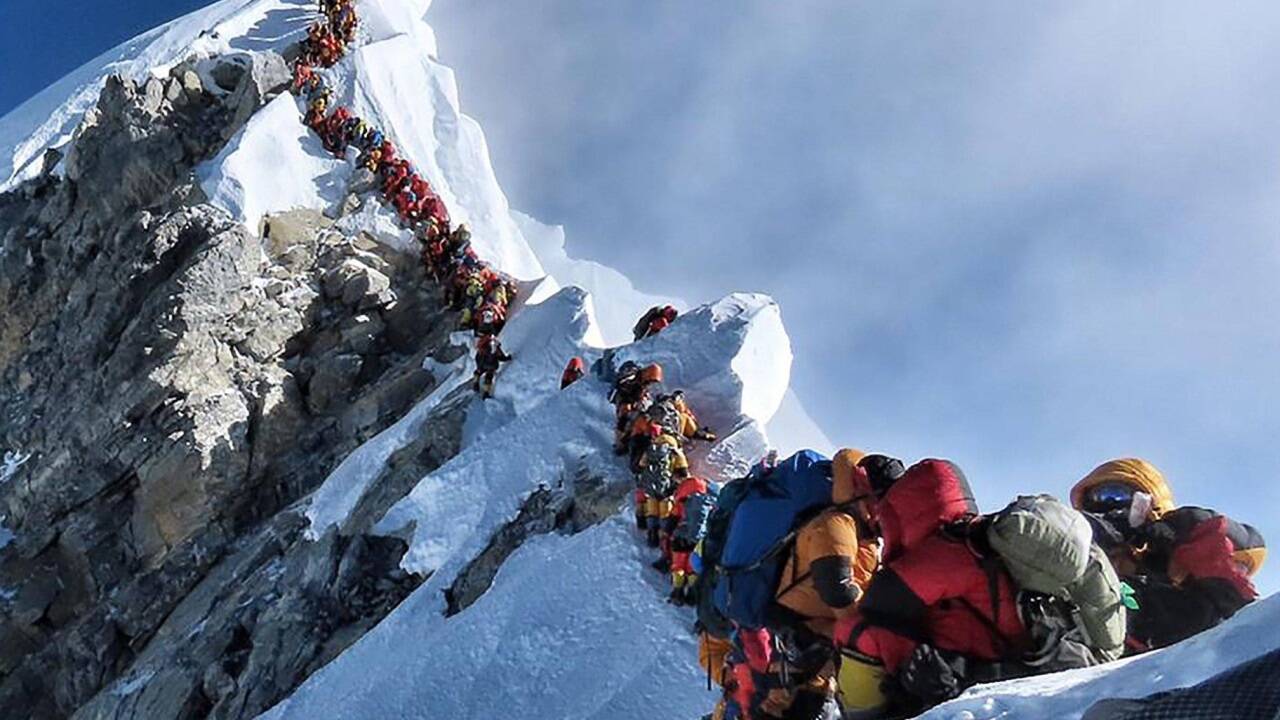 Zum Kopfschütteln: Stau auf dem Weg zum höchsten Gipfel der Erde. 