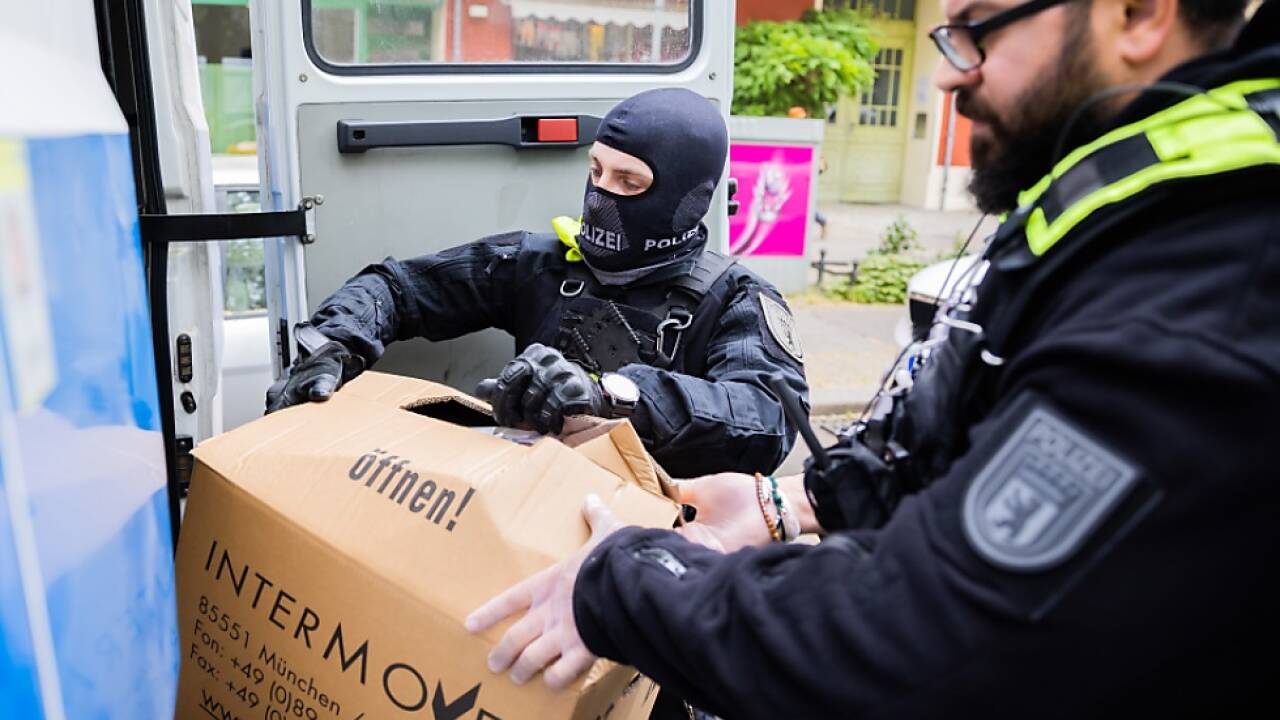 Durchsuchungen bei der \