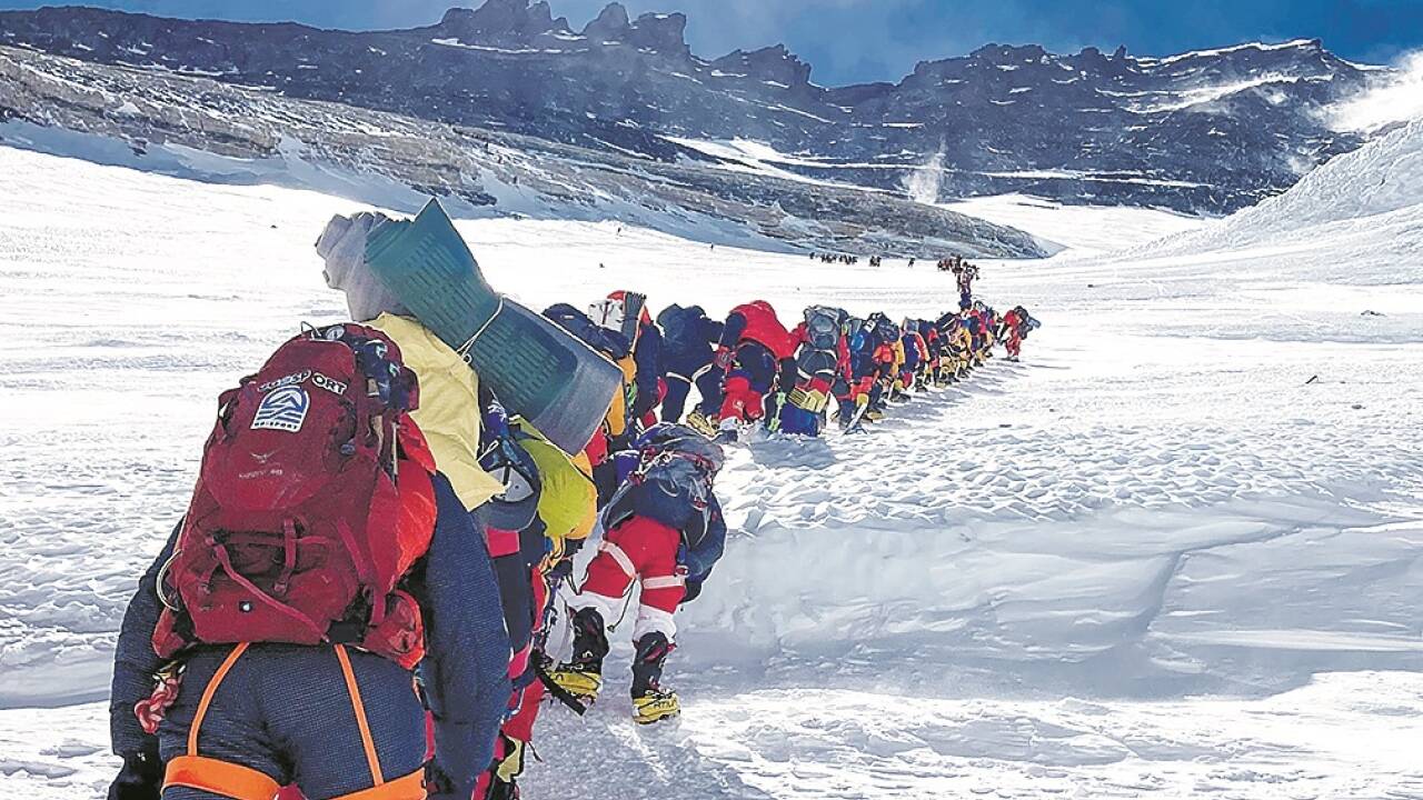 Bergsteigerkolonne im Himalaya-Massiv. 