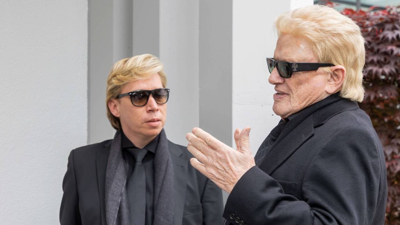 Verabschiedung von Schauspieler Helmut Berger in der Trauerhalle Jung in Salzburg<br />Im Bild Sänger Heino und Berger-Manager Helmut Werner. 