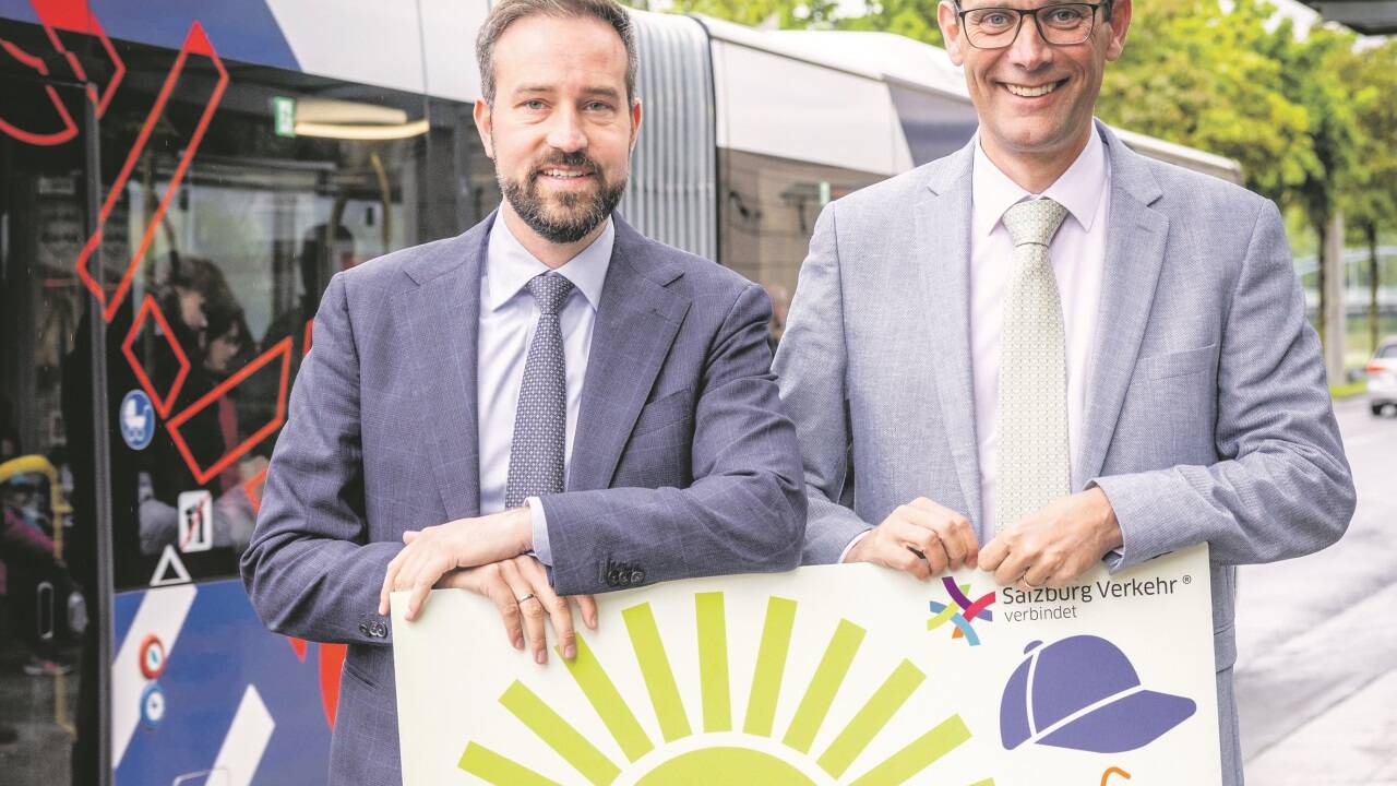 Landesrat Stefan Schnöll (ÖVP, links) und Johannes Gfrerer, Geschäftsführer des Verkehrsbundes, präsentieren die Aktion der benzinfreien Tage. Landesrat Stefan Schnöll (ÖVP, links) und Johannes Gfrerer, Geschäftsführer des Verkehrsbundes, präsentieren die Aktion der benzinfreien Tage.