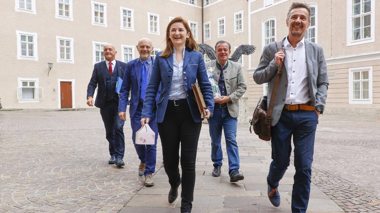Ruckzuck geht es ins Amt: Marlene Svazek, Martin Zauner und Christian Pewny als Regierungsmitglieder, Andreas Schöppl als Klubchef.  