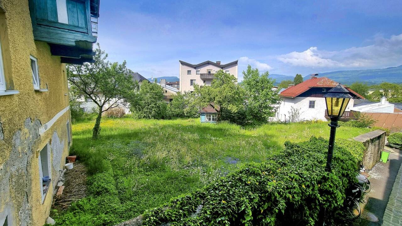 Der Innenhofgarten gehört zu den Häusern Molnarplatz 14 (Mitte, mit Grabendach) und Goldgasse 4 (rotes Dach). Diese stehen laut Grundbuch und Kaufvertrag, wie auch der Pavillon im Garten (blau), unter Denkmalschutz. 