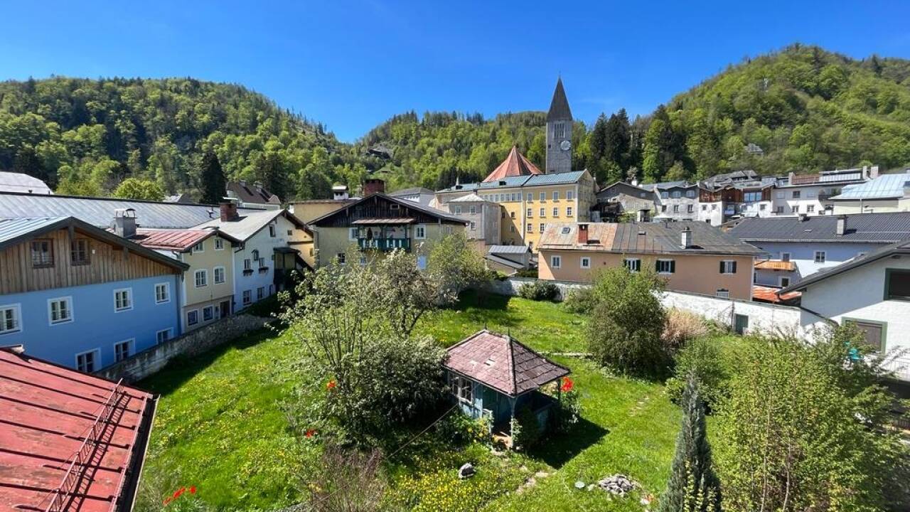 Der Innenhof, fotografiert von der gegenüberliegenden Seite. 