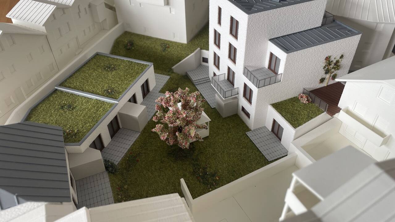 Selbe Blickrichtung: So soll der Garten verbaut werden. Das Gebäude ganz links ist ein Ersatzbau. In den drei Häusern sollen insgesamt zehn Wohnungen entstehen. 