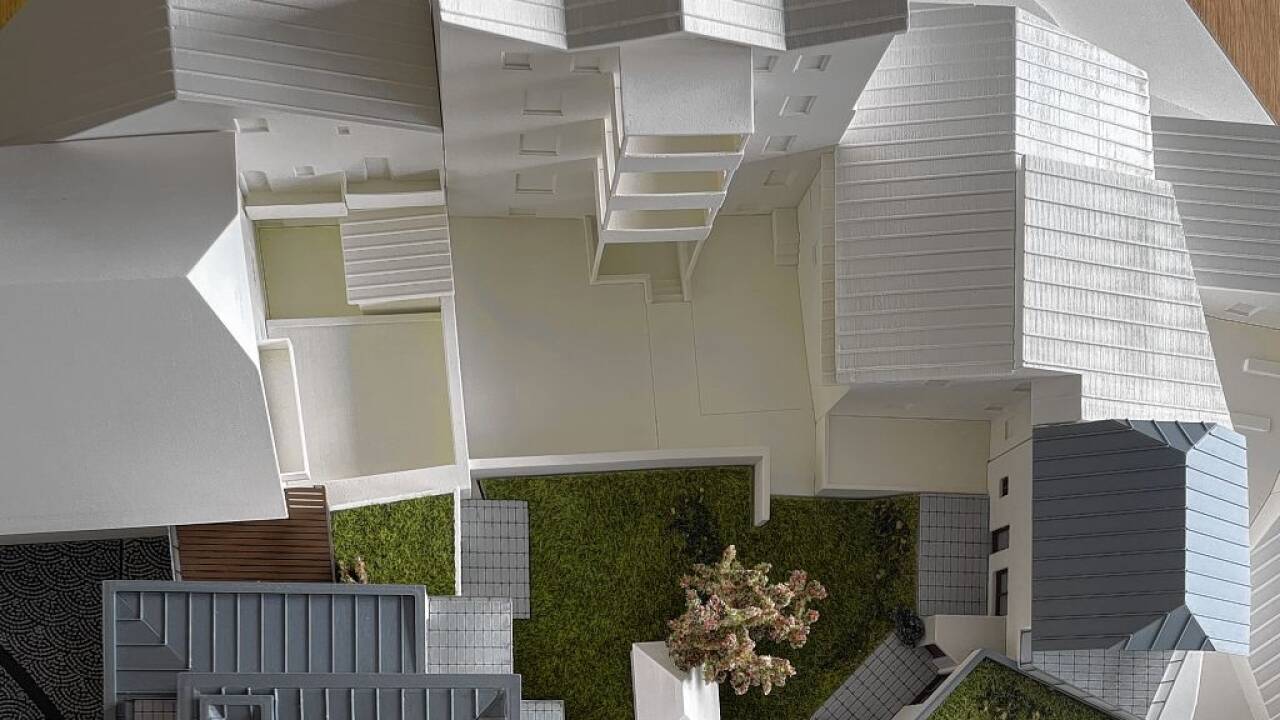 Das Projekt im Modell (Maßstab 1:100) in der Vogelperspektive. Oben im Bild, mit Grabendach: Das Haus mit der Adresse Molnarplatz 14. 