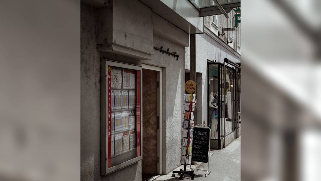Die Buchgalerie Wechselseitig bei der Bushaltestelle Theatergasse. 