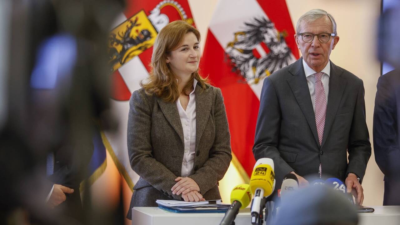 Während Landeshauptmann Wilfried Haslauer und FPÖ-Chefin Marlene Svazek die Koalition präsentierten, flogen zwischen ÖVP und FPÖ auf Bundesebene die Fetzen. Während Landeshauptmann Wilfried Haslauer und FPÖ-Chefin Marlene Svazek die Koalition präsentierten, flogen zwischen ÖVP und FPÖ auf Bundesebene die Fetzen.