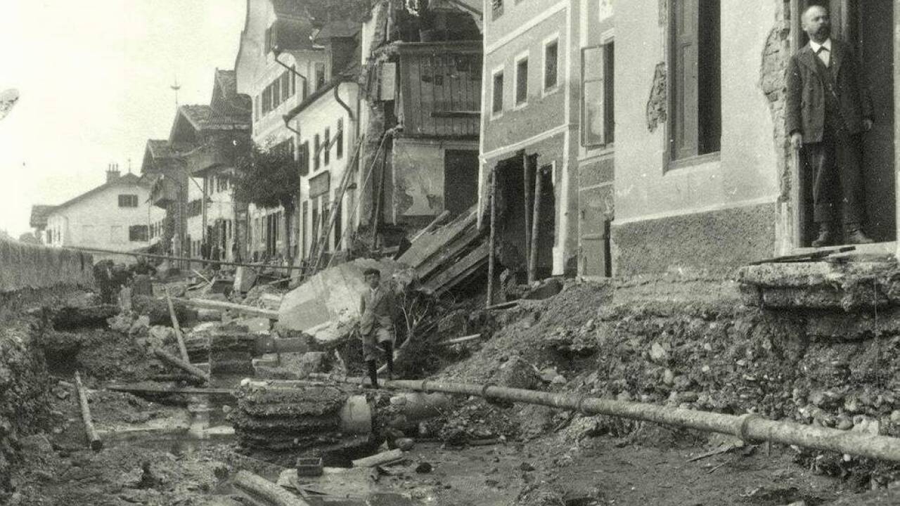 Die Spuren, welche das Hochwasser von 1899 in Oberndorf, im Bild an der alten Brücke, hinterließ, waren so groß, dass der gesamte Ort verlegt werden musste. 
