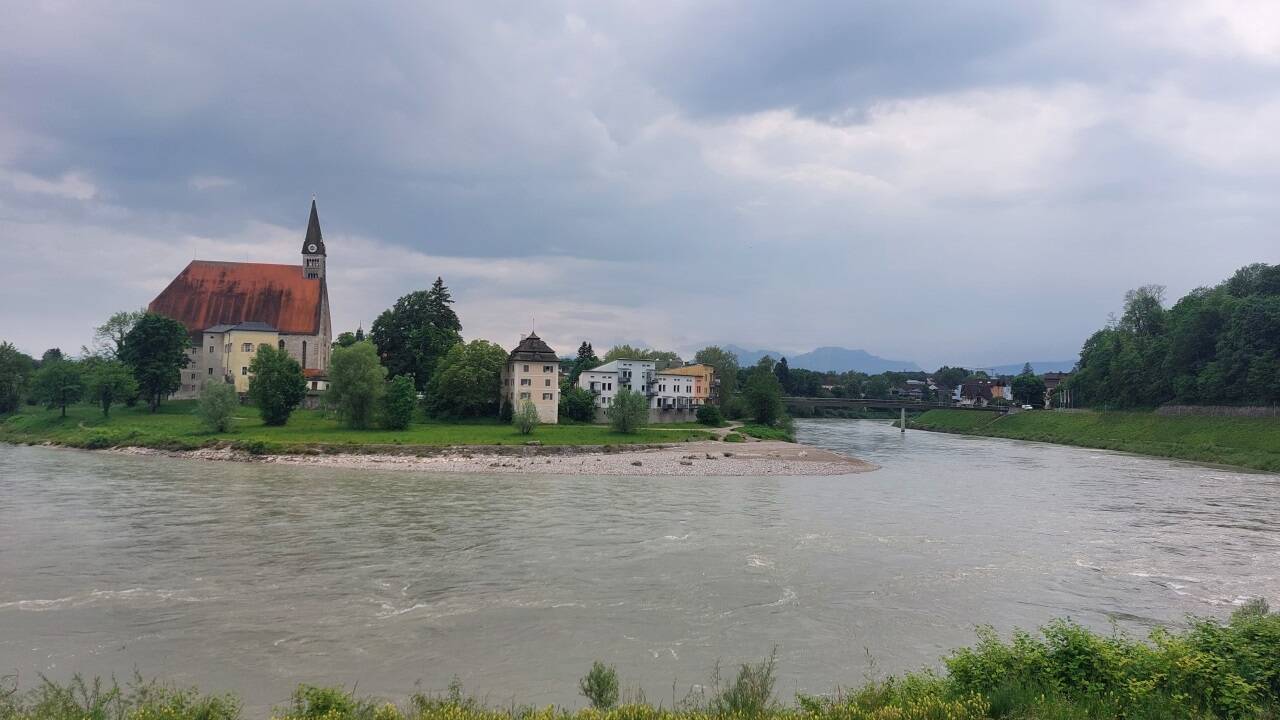 Von Oberndorf aus mit Blick in Richtung Laufen: Heute greift der Hochwasserschutz an der Salzach.  