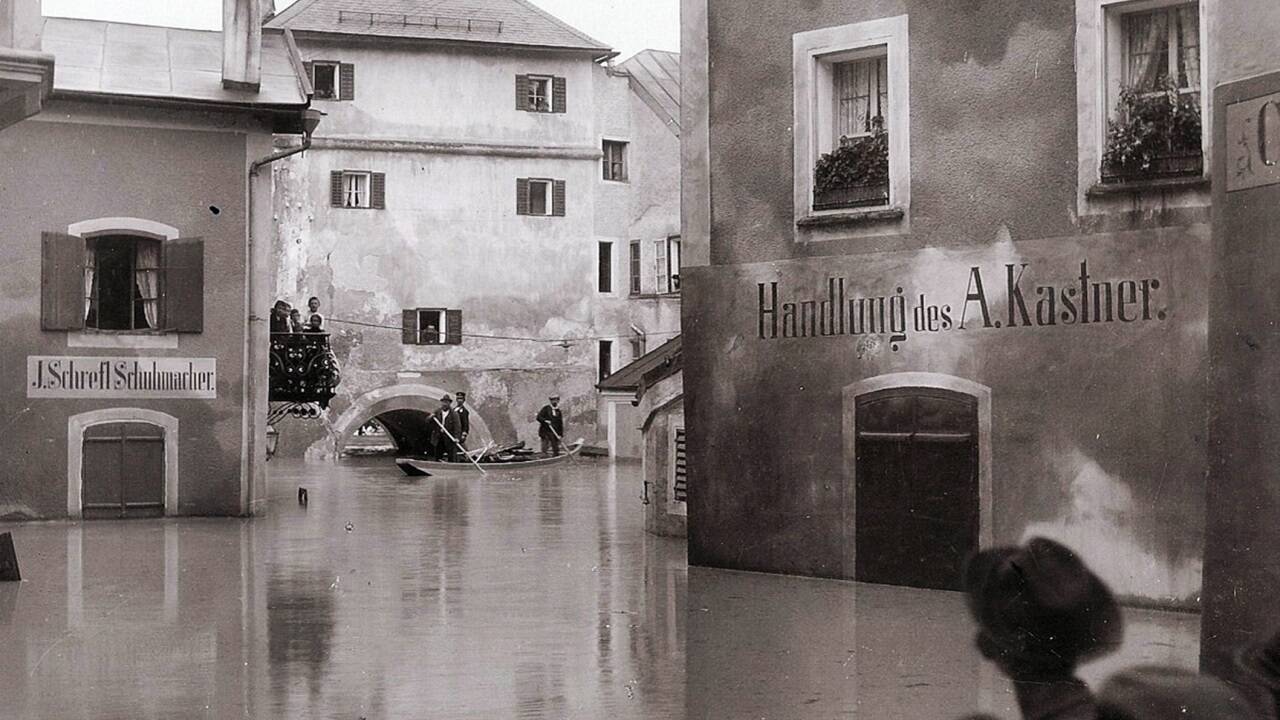 Das Hochwasser traf sowohl Oberndorf als auch Laufen: Im Bild ein Blick vom Stadtberg Laufen auf das Almerische Stadttor, durch das nicht einmal mehr Zillen fahren konnten. 