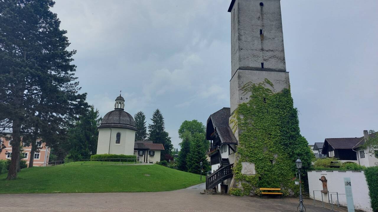 Früher stand hier die Kirche St. Nikola im alten Ortszentrum von Oberndorf. Heute befindet sich hier die Stille-Nacht-Kapelle nebst dem Wasserturm aus dem 16. Jahrhundert.  