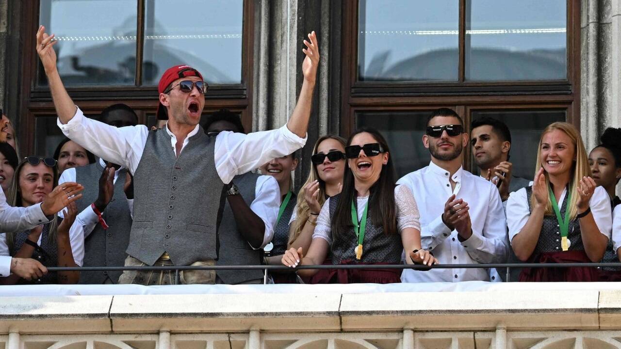 Erste Reihe auf dem Marienplatz: Sarah Zadrazil neben Thomas Müller.  