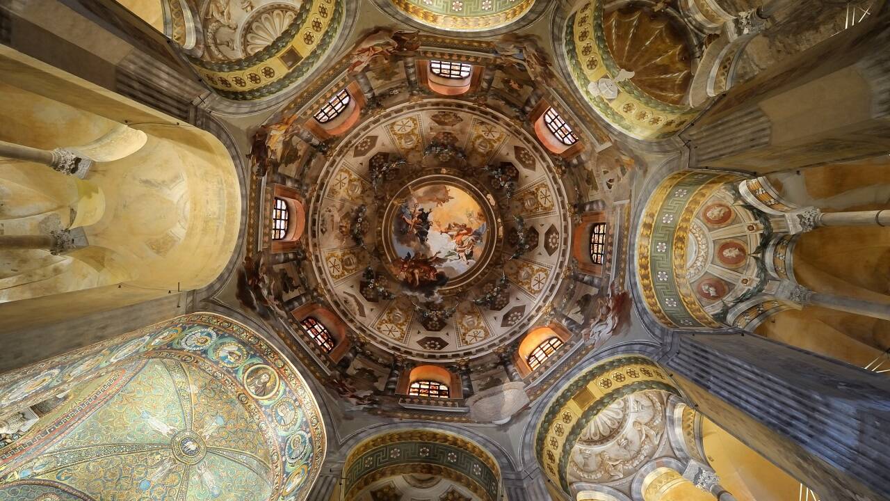  Blick in die Kuppel der Basilika San Vitale. 
