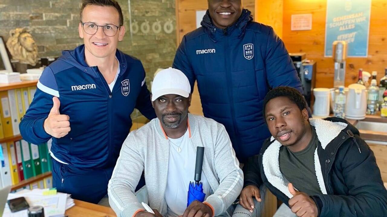 Spielerberater Moses Egbebi (3. von links) vermittelte die Zusammenarbeit zwischen Abbey Adeyemi (2. v.l.) und BSK-Macher Patrick Reiter (l.). Warum Spielberater Segun Kolade am Bild ist, will Reiter nicht mehr wissen.  