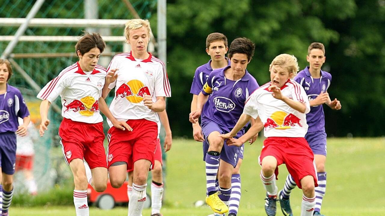 Bis zur U15 spielte Schlager (Mitte, mit Konrad Laimer/rechts) bei Red Bull Salzburg noch als Feldspieler.  