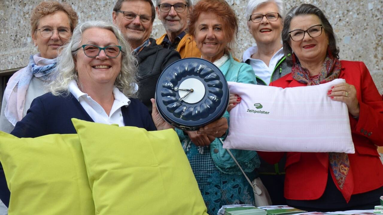 Ein Teil der Saalfeldener „Zeitpolster“-Gruppe: Brigitte Schwaiger, Sonja Weißenböck, Reinhard Schwaiger, Helmut Pichler, Margret Opdemom, Christine Pichler und Hanni Breitfuß. Am vergangenen Freitag haben sie auf dem Rathausplatz Flyer verteilt und auf das neue Angebot aufmerksam gemacht.  