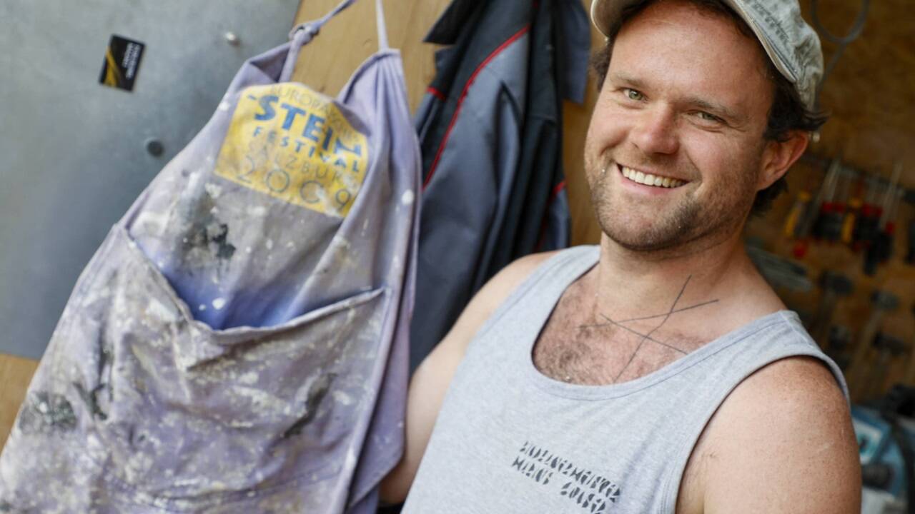 Marius Golser hält die Arbeitsschürze vom europäischen Steinfestival aus dem Jahr 2009 in Salzburg in Ehren.  