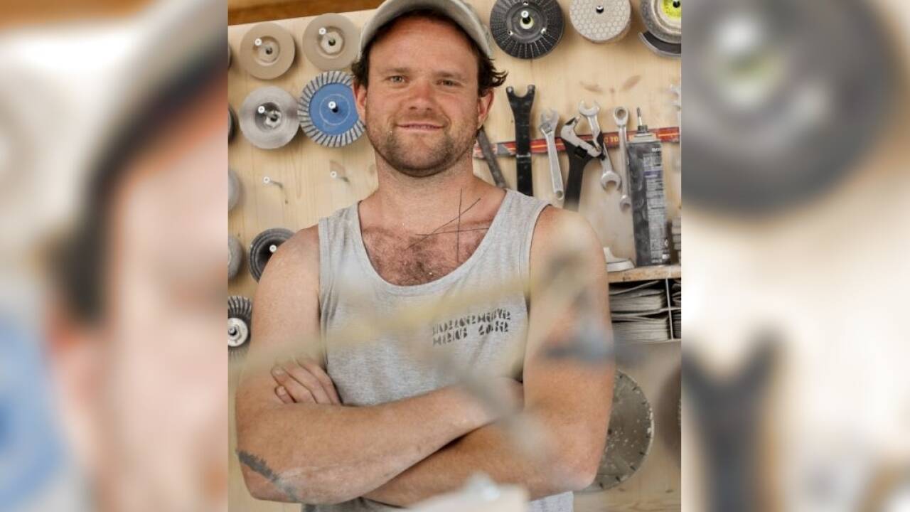 Marius Golser in seiner Werkstatt.  