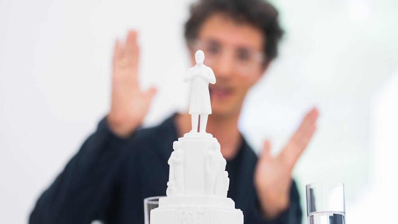 Künstler Klemens Wihlidal mit seinem Siegerentwurf für das Denkmal 