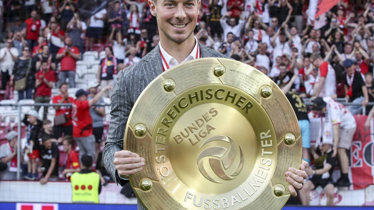 Der Mann mit dem Meisterteller: Salzburg-Trainer Matthias Jaissle. Der Mann mit dem Meisterteller: Salzburg-Trainer Matthias Jaissle.