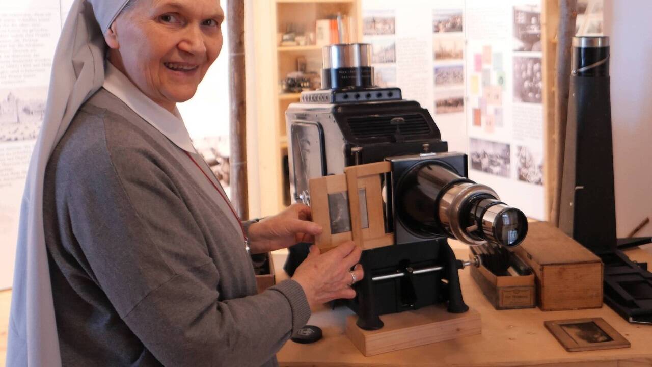 Oberin Ursula Lorek mit dem Original-Diaprojektor der Ordensgründerin im Museum in Maria Sorg. Oberin Ursula Lorek mit dem Original-Diaprojektor der Ordensgründerin im Museum in Maria Sorg.