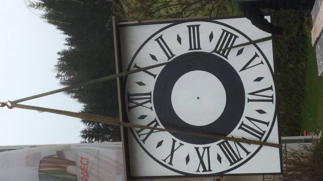 An der Turmuhr wurde wieder ein Ziffernblatt mit römischen Ziffern angebracht. 