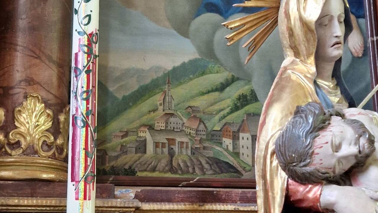 Beim linken Seitenaltar hinter der Pietà verbirgt sich eine alte Ansicht Hüttschlags. 